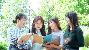 磐达教育学与中国籍教师高效互动、专注学习英语的课堂场景 磐达教育学与中国籍教师高效互动、专注学习英语的课堂场景